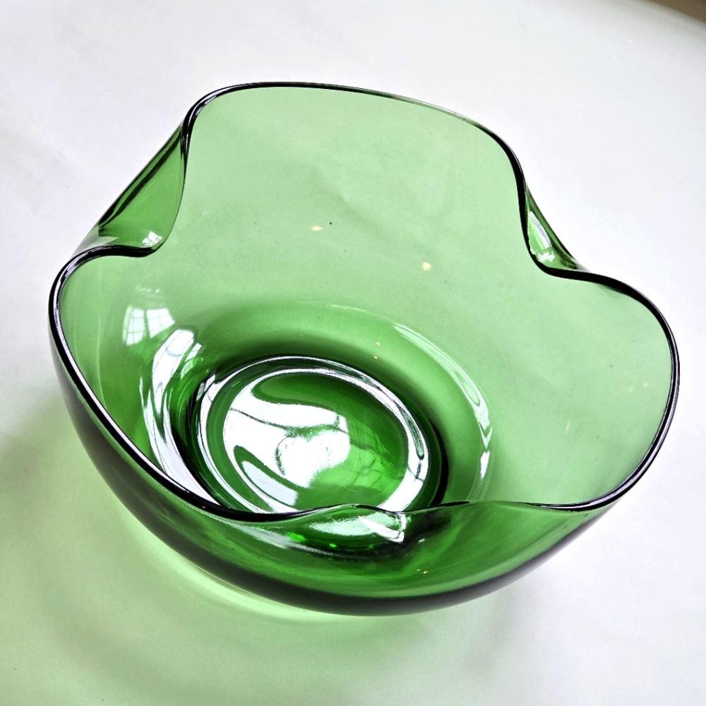 Vintage 70s Green Art Glass Ruffled Bowl Black Rim 9” MCM